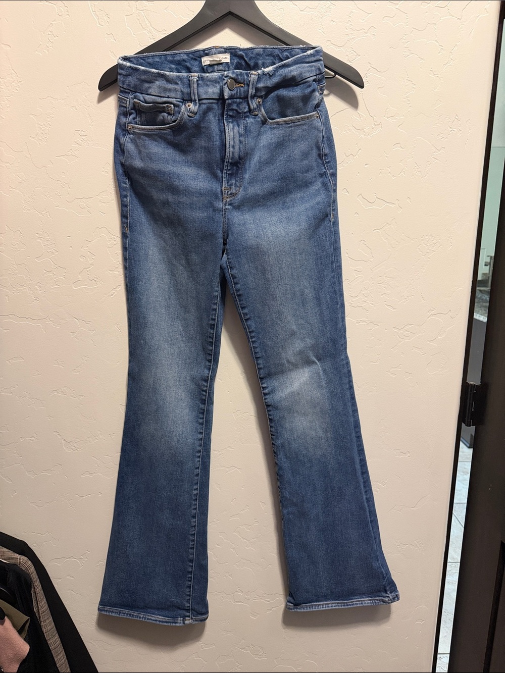 Good American “Soft Tech Good Classic Bootcut Jeans” - Picture 2 of 7